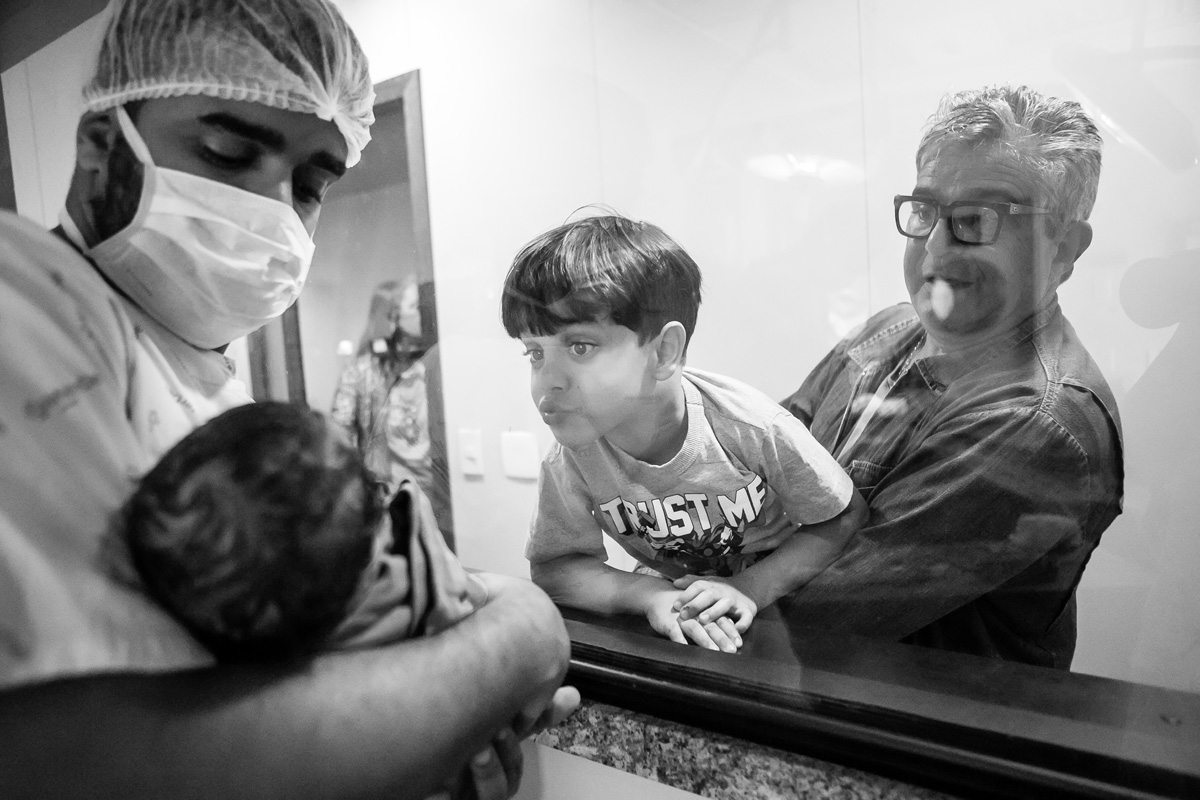 menino fazendo biquinho