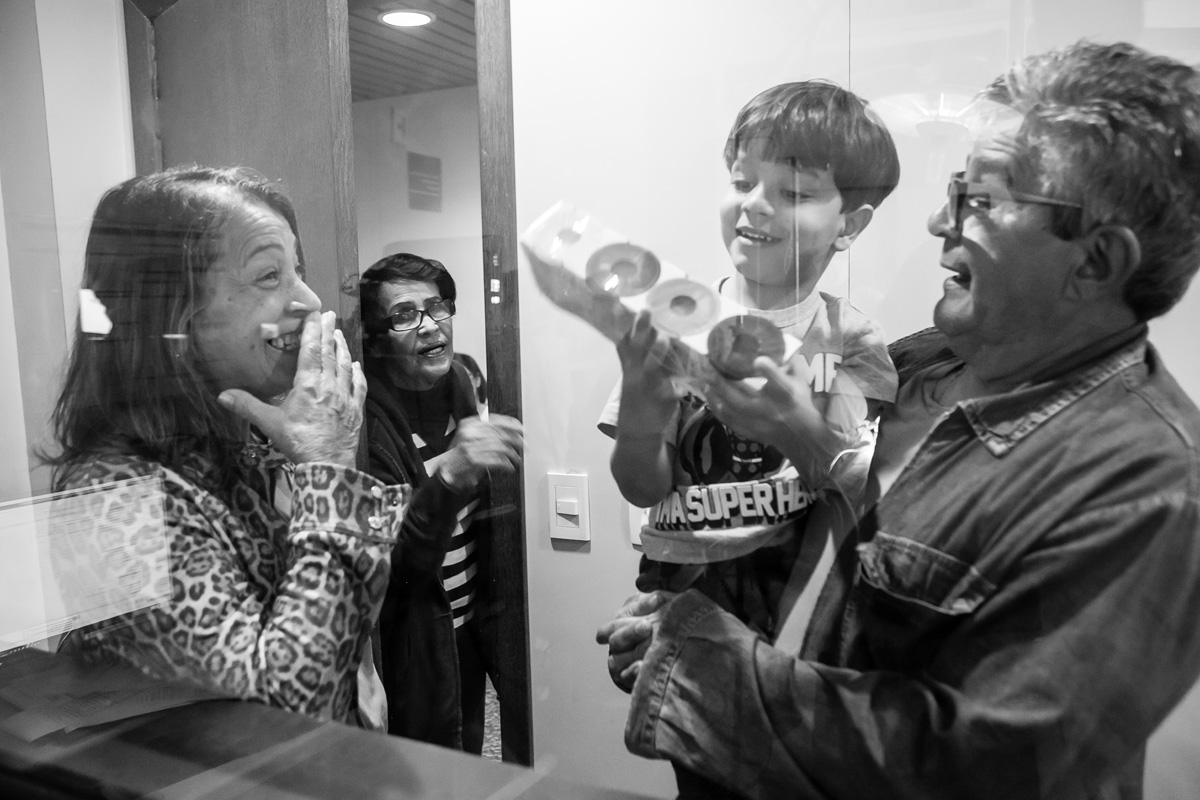 menino ganhando brinquedo