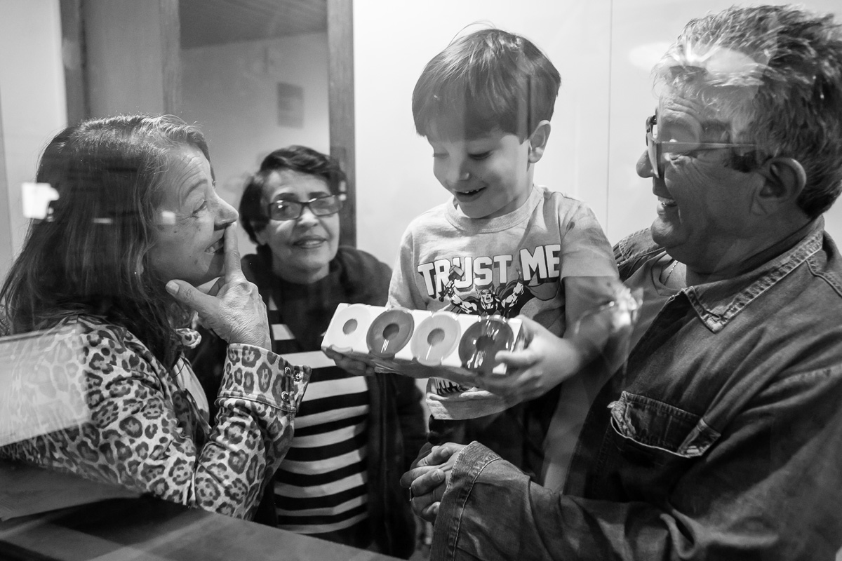 menino feliz com o brinquedo