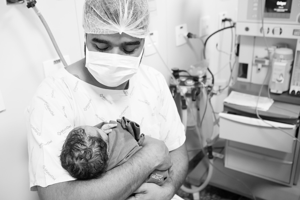 pai segurando a filha