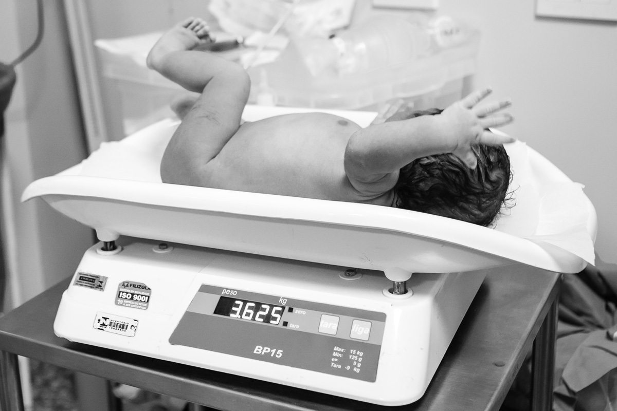 pesando o bebê