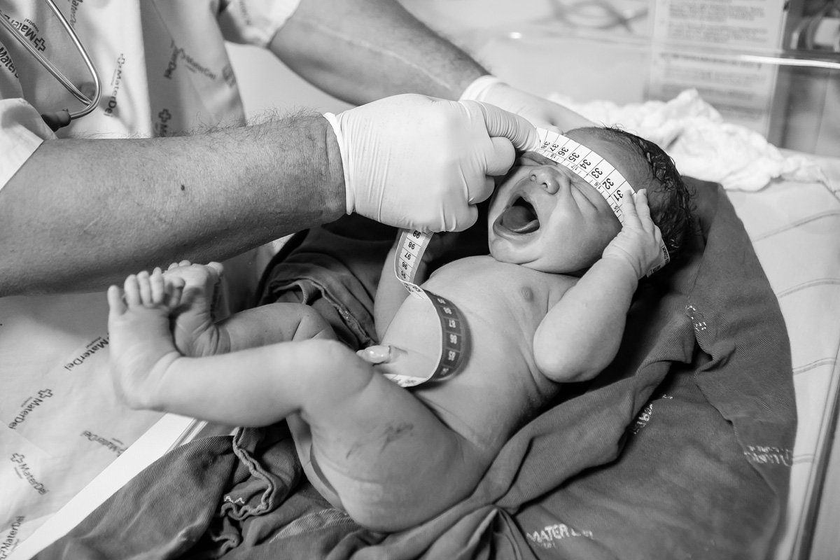 medindo a cabeça do bebê