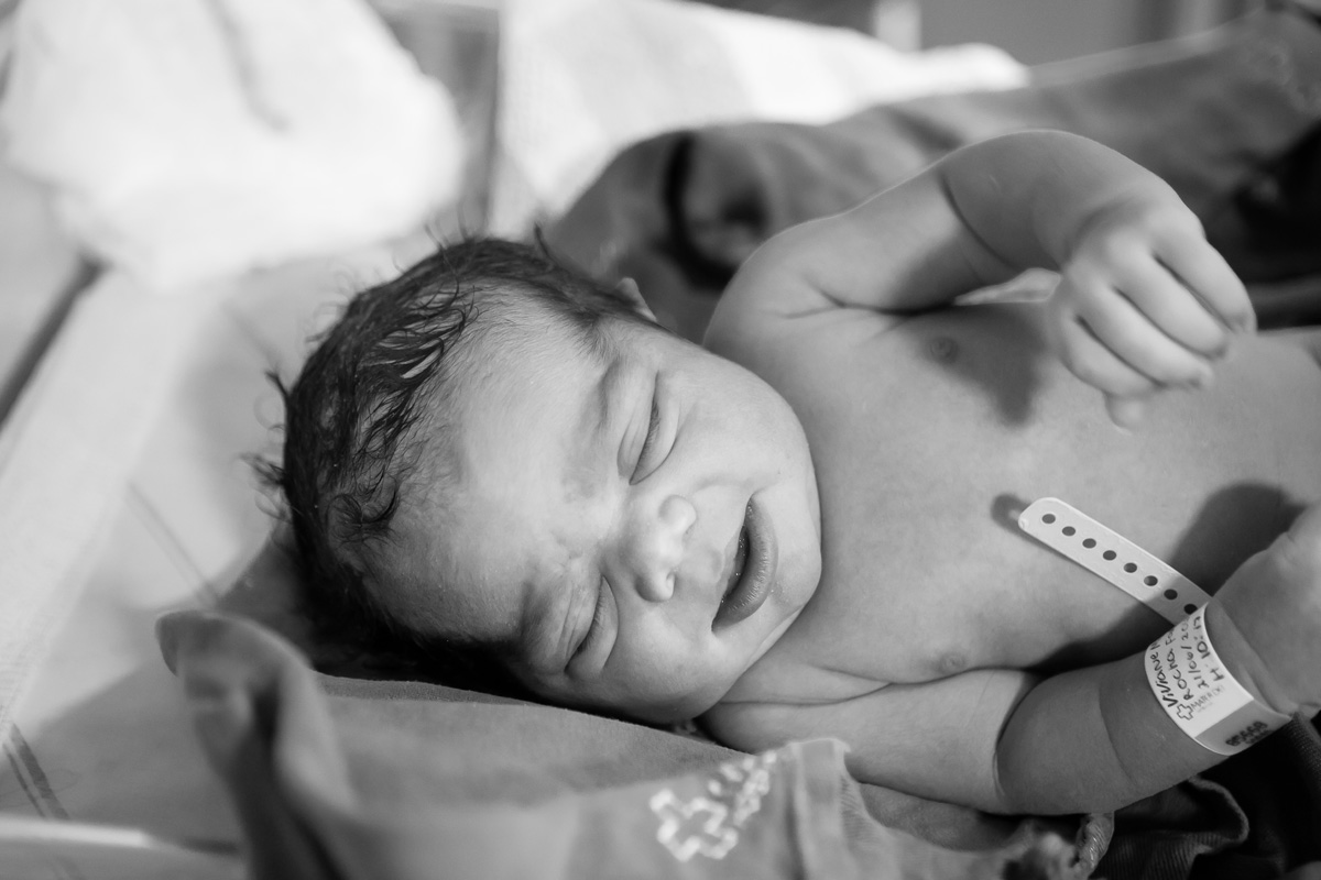 bebê no leito de hospital