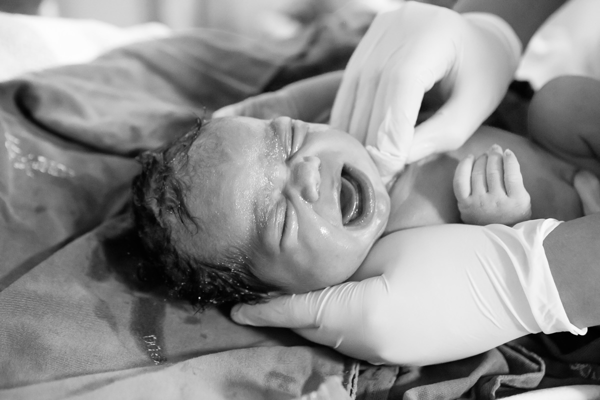 enfermeira limpando o bebê