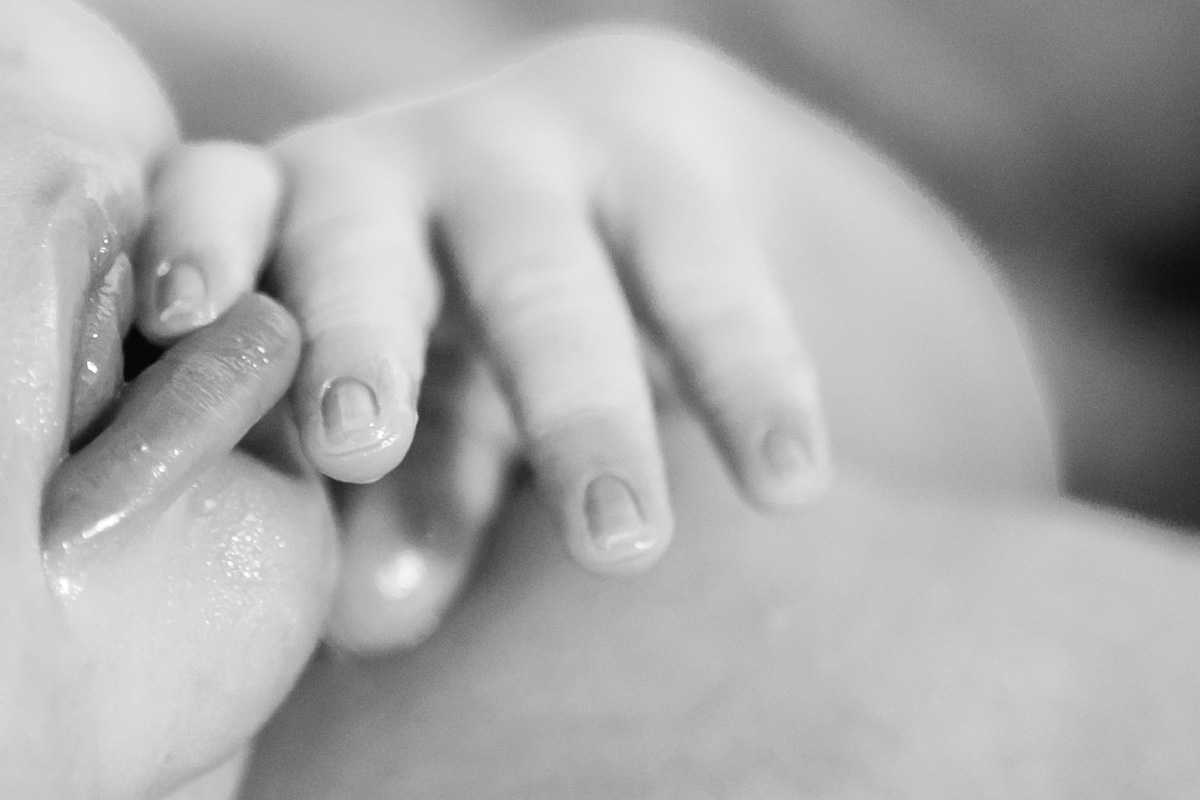 bebê com mãozinha na boca