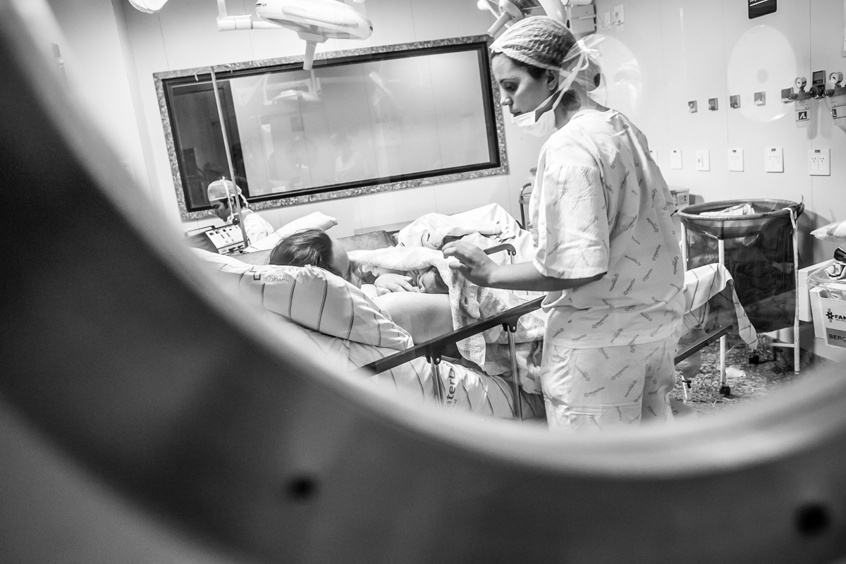 mãe amamentando a filha