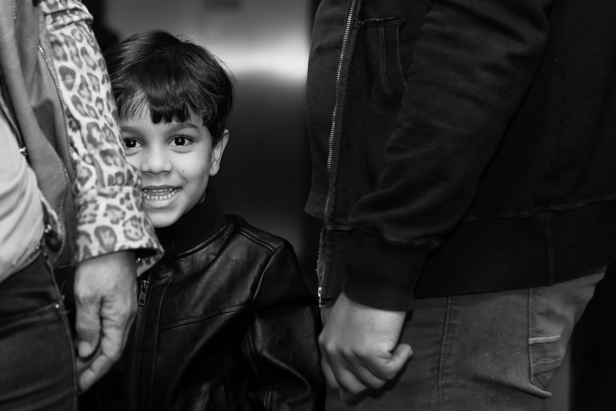 menino de cabelo preto com jaqueta