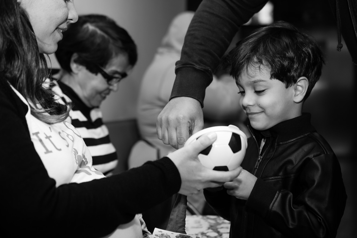 menino ganhando um presente