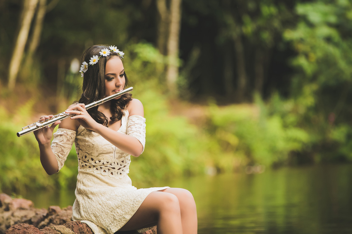 menina tocando flauta