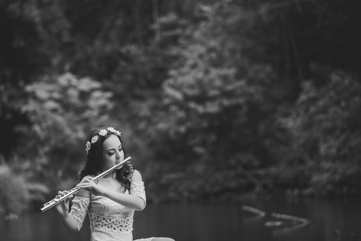 menina tocando flauta e flores na cabeça