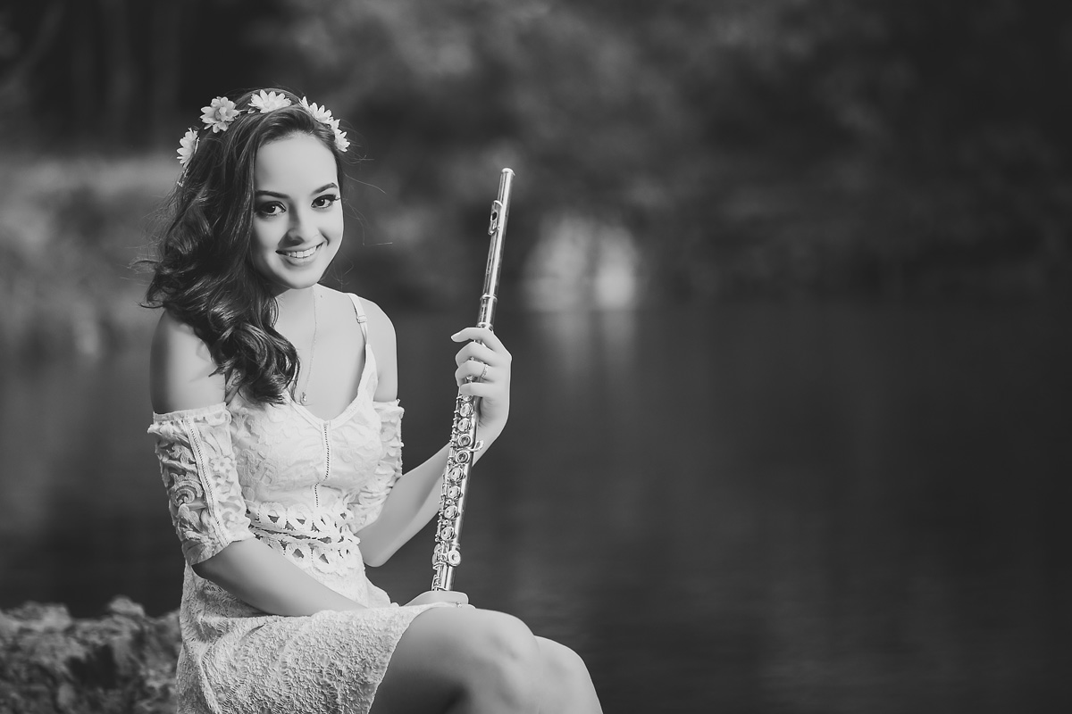 menina segurando a  flauta