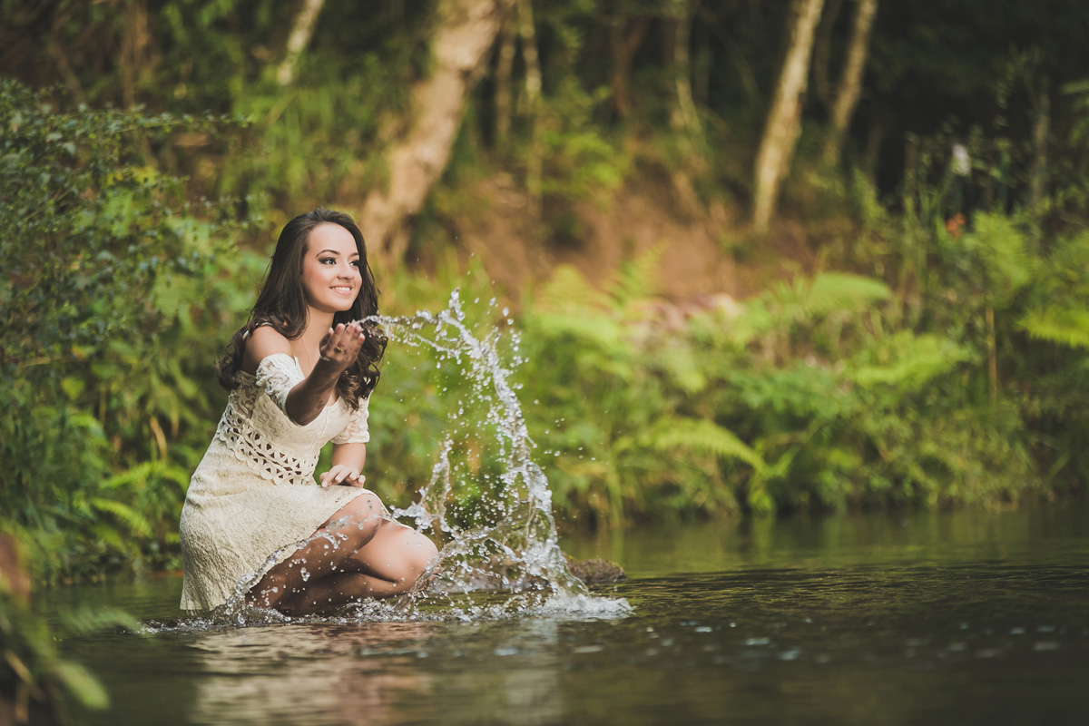 menina jogando a água