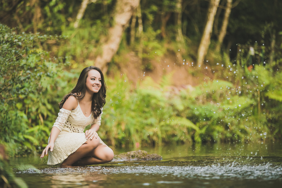 menina ajoelhada na água