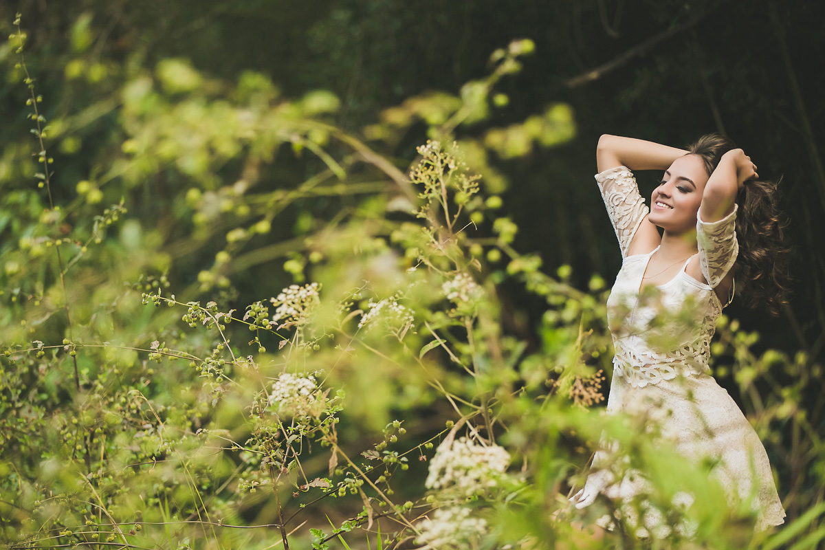 menina segurando o cabelo e olhando para cima