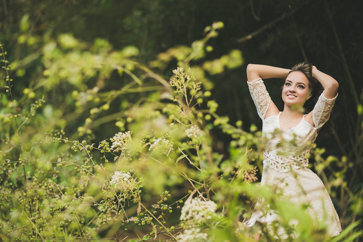menina segurando o cabelo