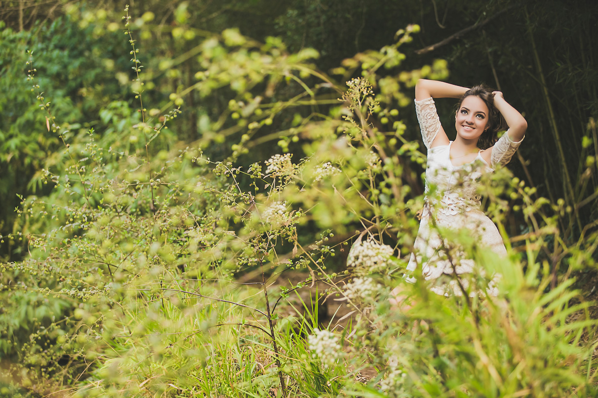 menina segurando o cabelo e olhando para cima