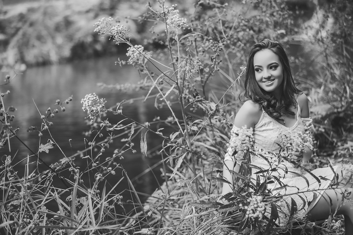 menina segurando a flor