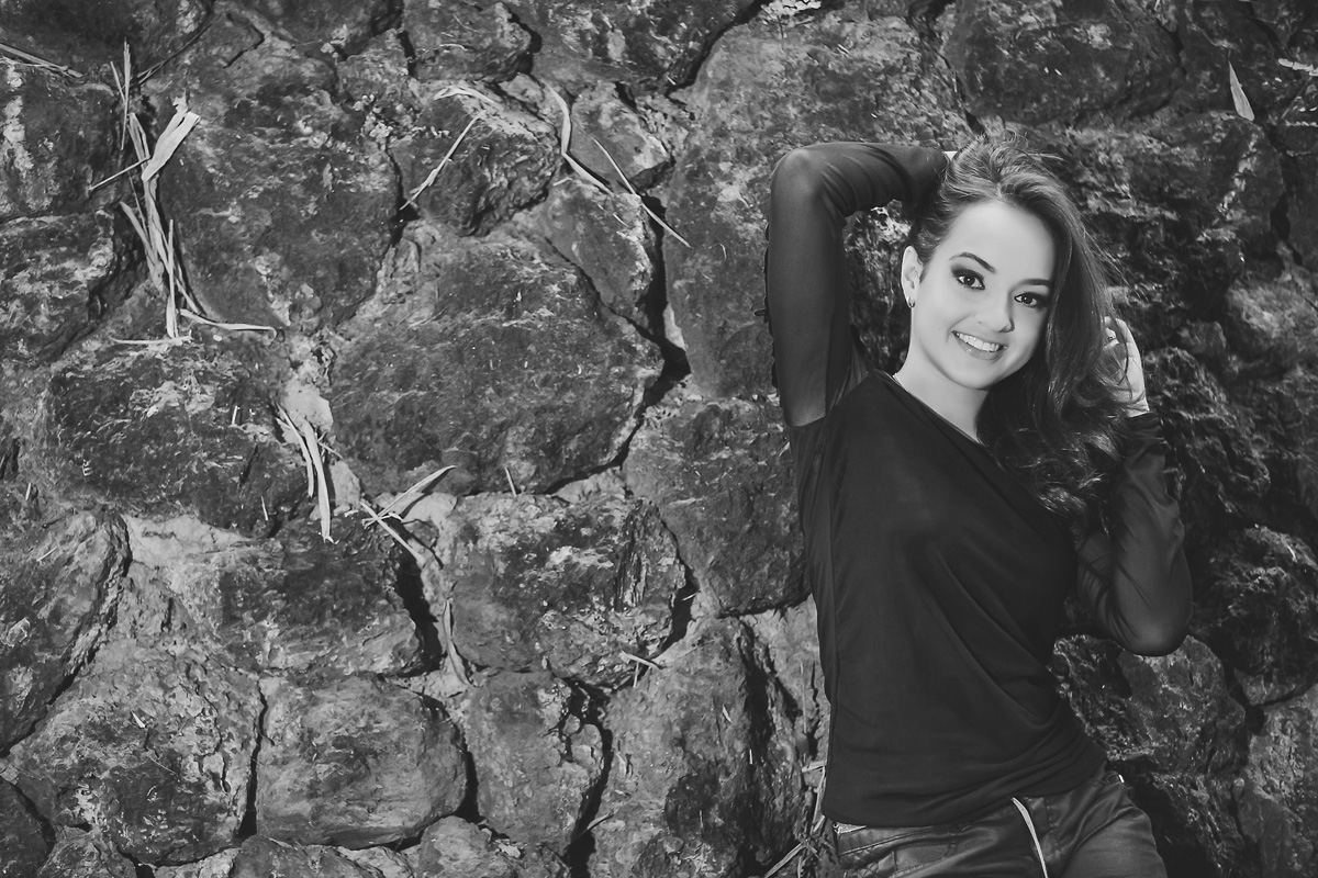 menina segurando o cabelo