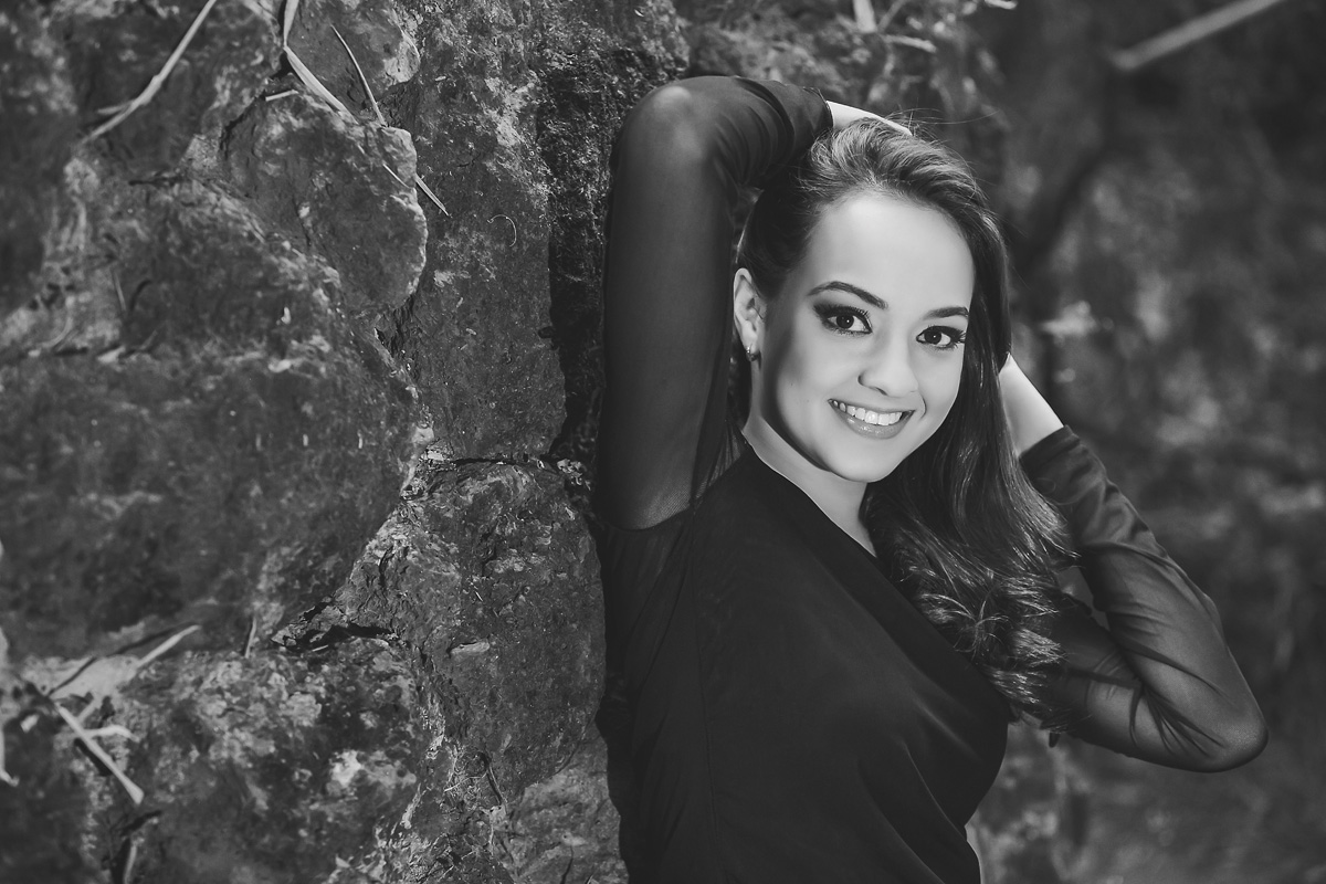 menina segurando o cabelo e sorrindo