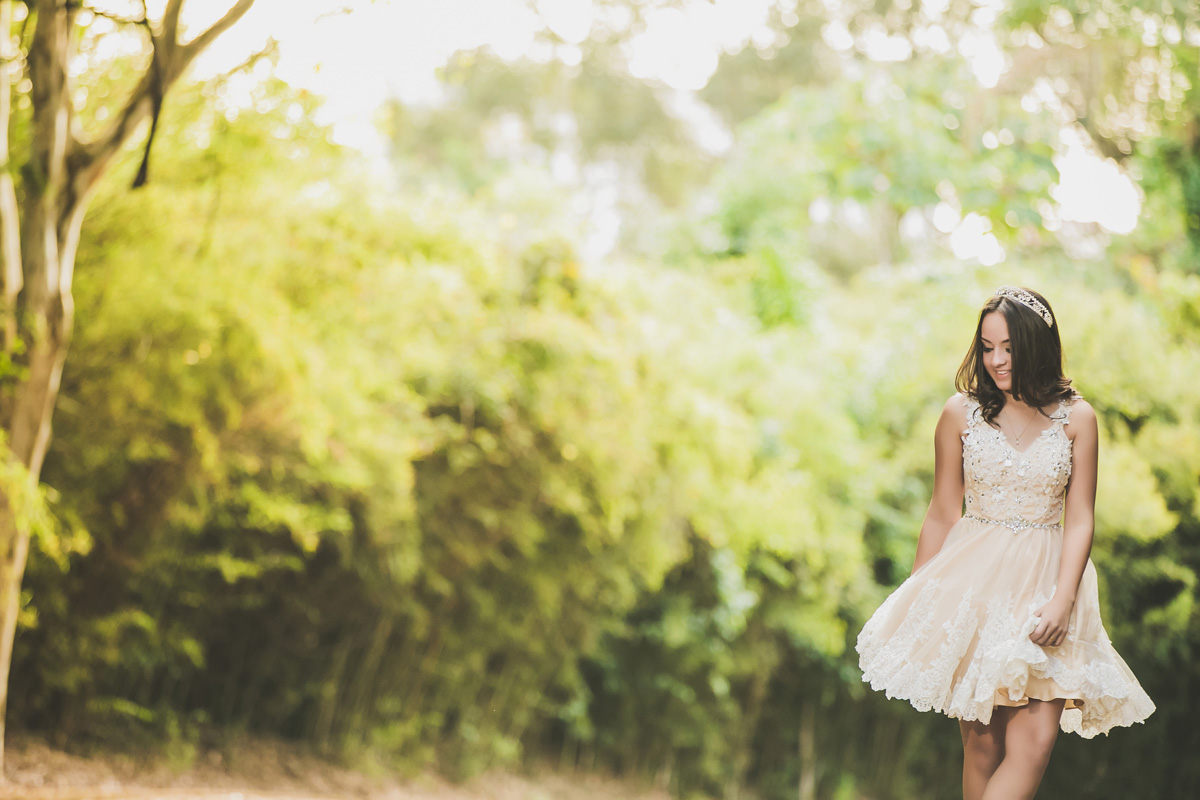 menina rodando a saia