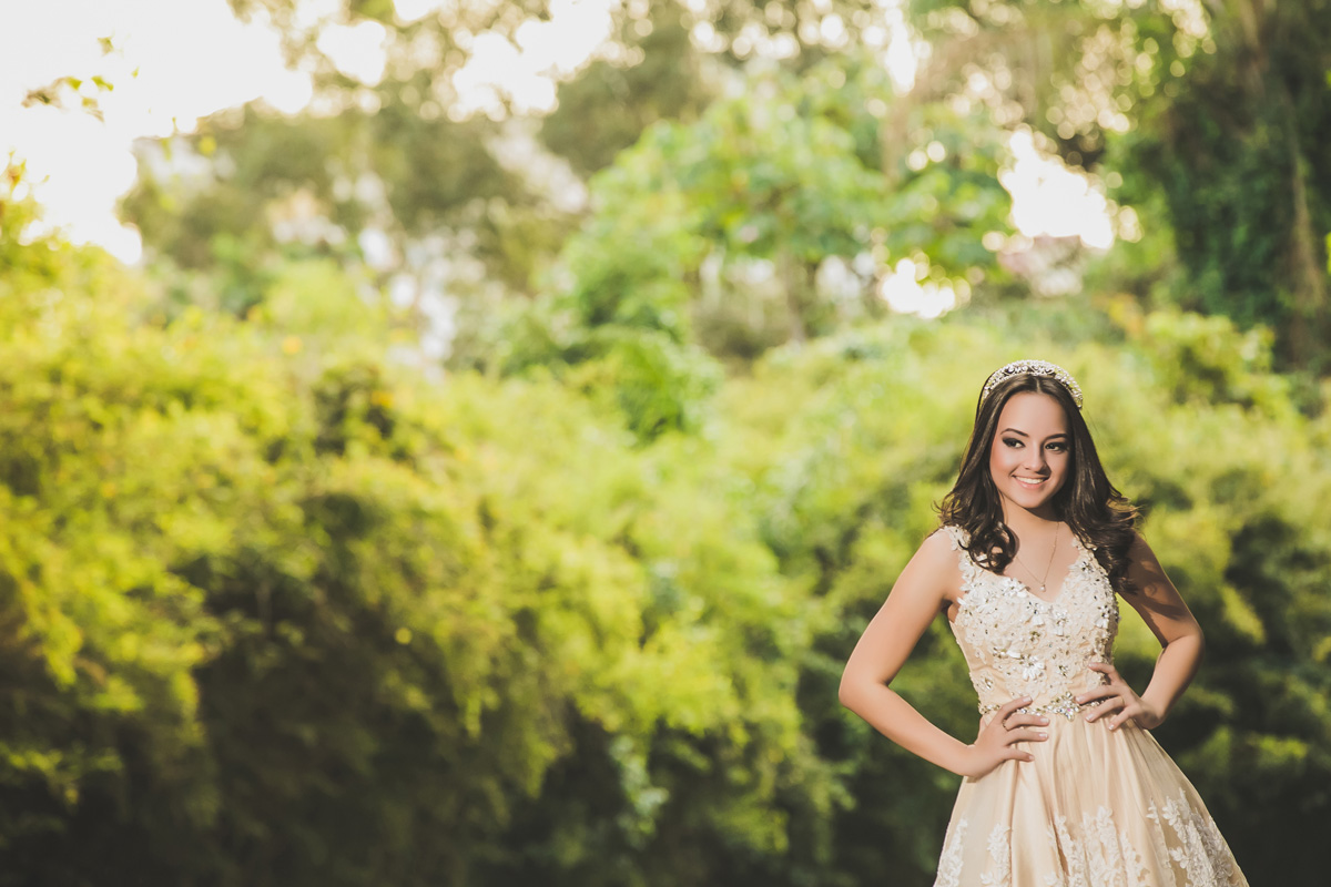 menina em frente a árvore