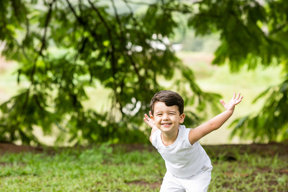 menino brincando