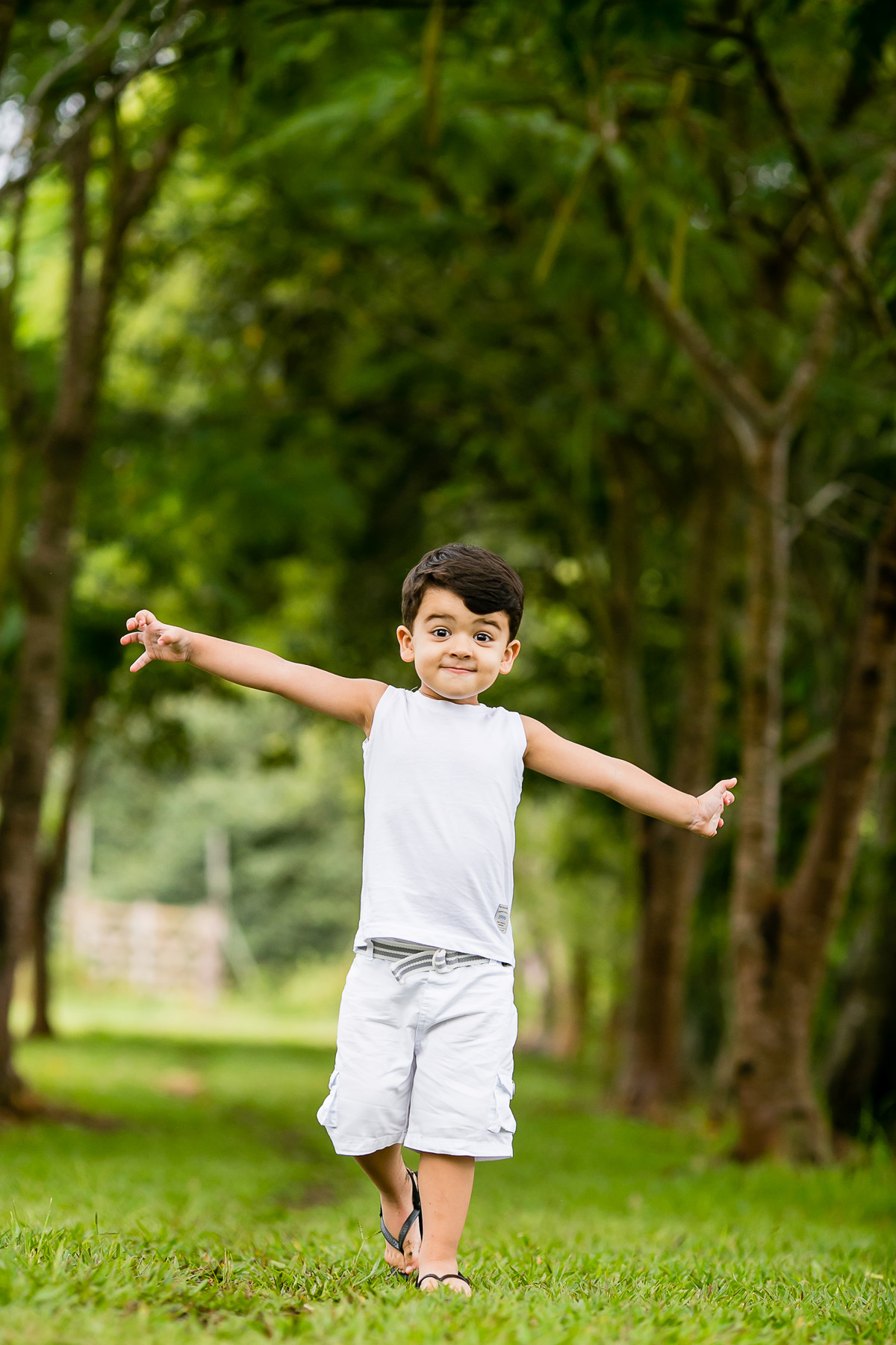 menino brincando de voar
