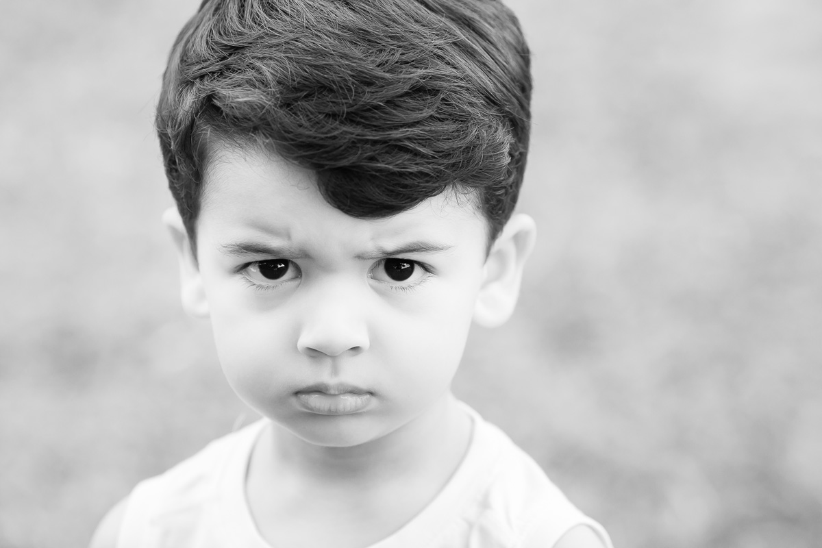 menino fazendo cara de bravo
