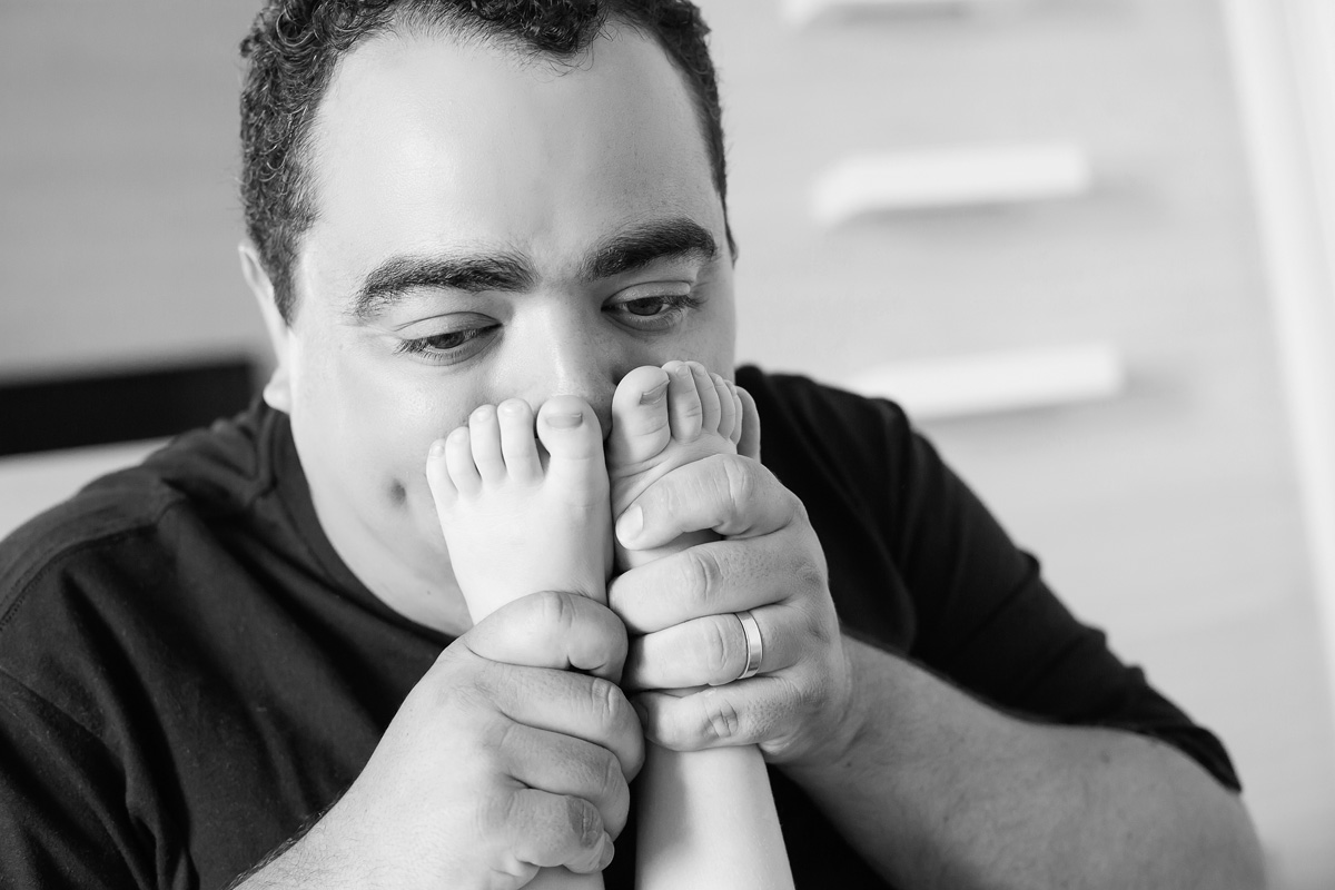 pai brincando com os pés do filho