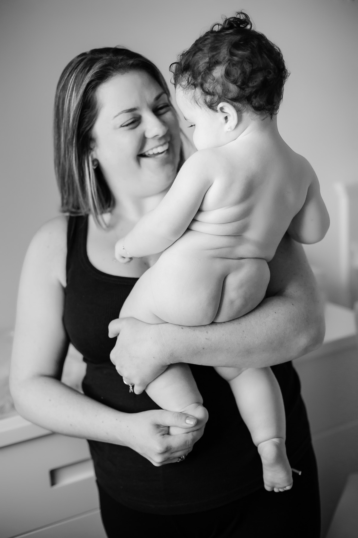 mãe carregando a filha