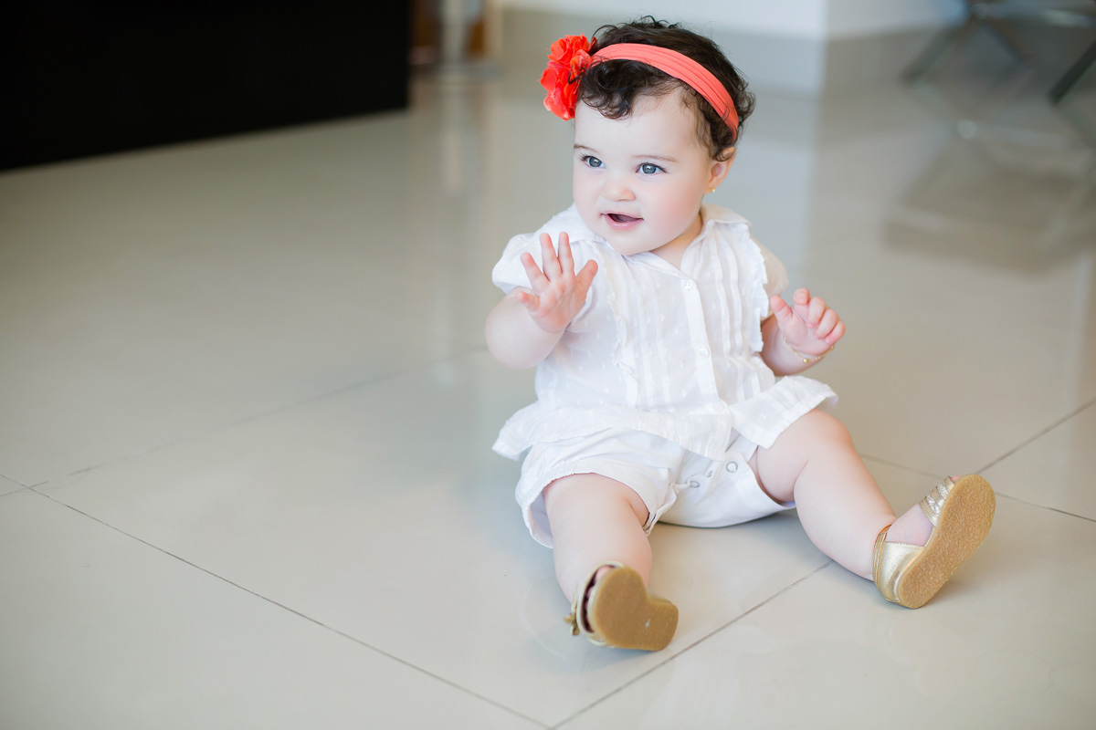 bebê dando tchauzinho