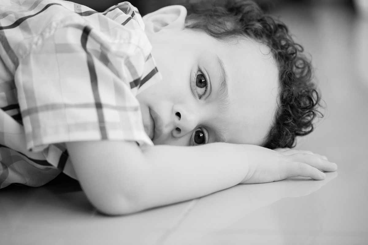 menino com cara de sério