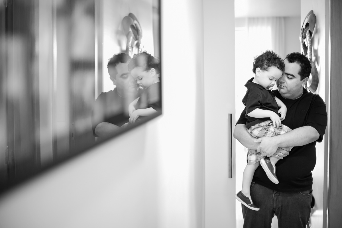 pai caminhando com o filho no colo