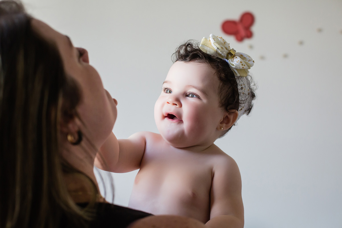 filha colocando a mão no rosto da mãe