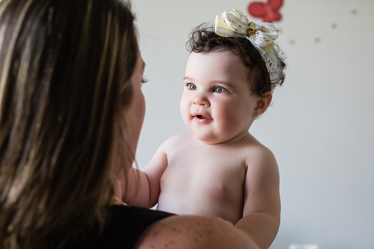 filha olhando para a mãe