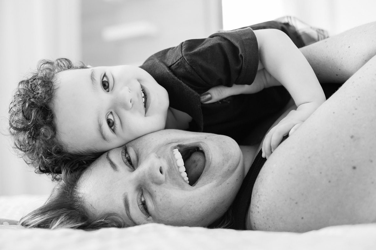 mãe brincando com o filho