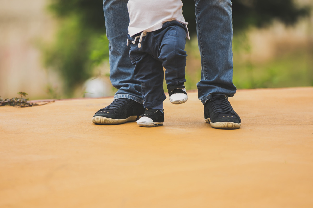 menino andando com o pai