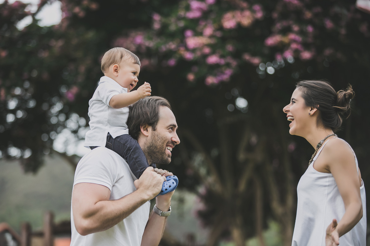 pais brincando com o filho
