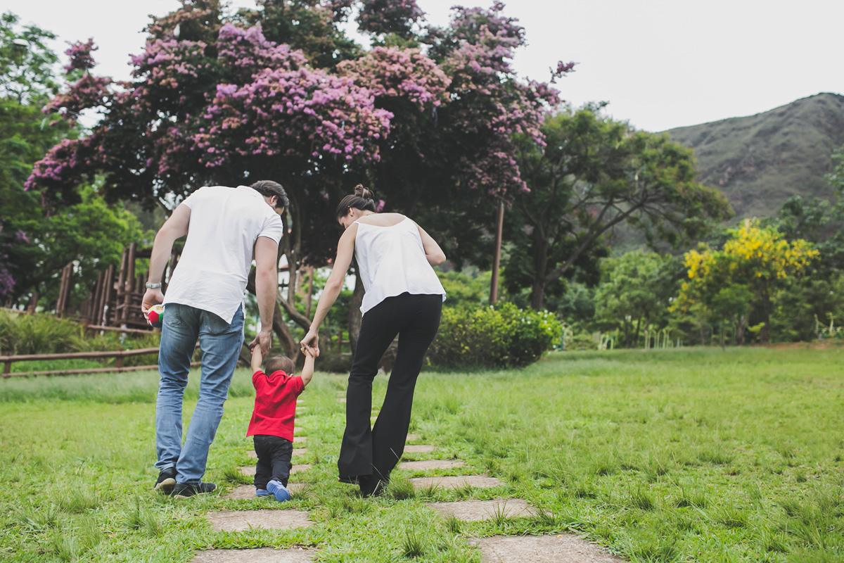 pais andando com o filho