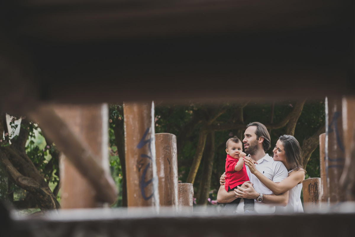 pais brincando com filho na casa da árvore