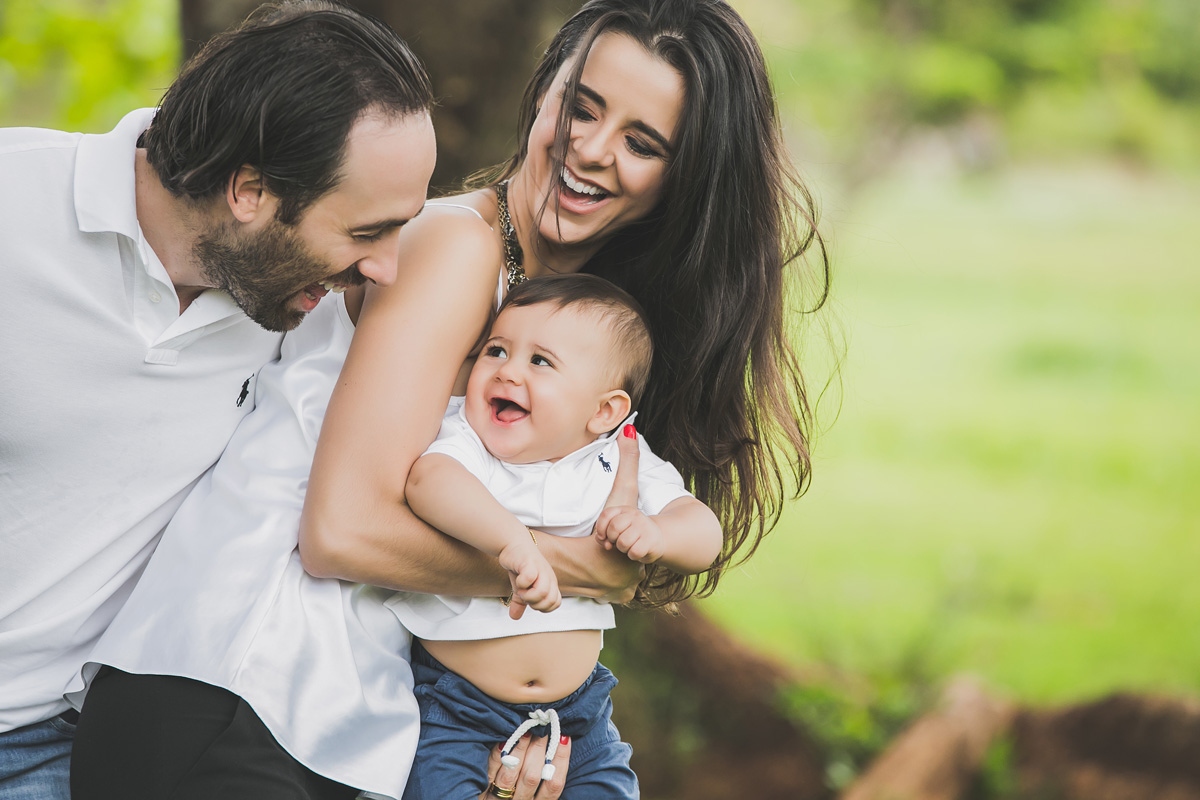 Menino rindo para o pai
