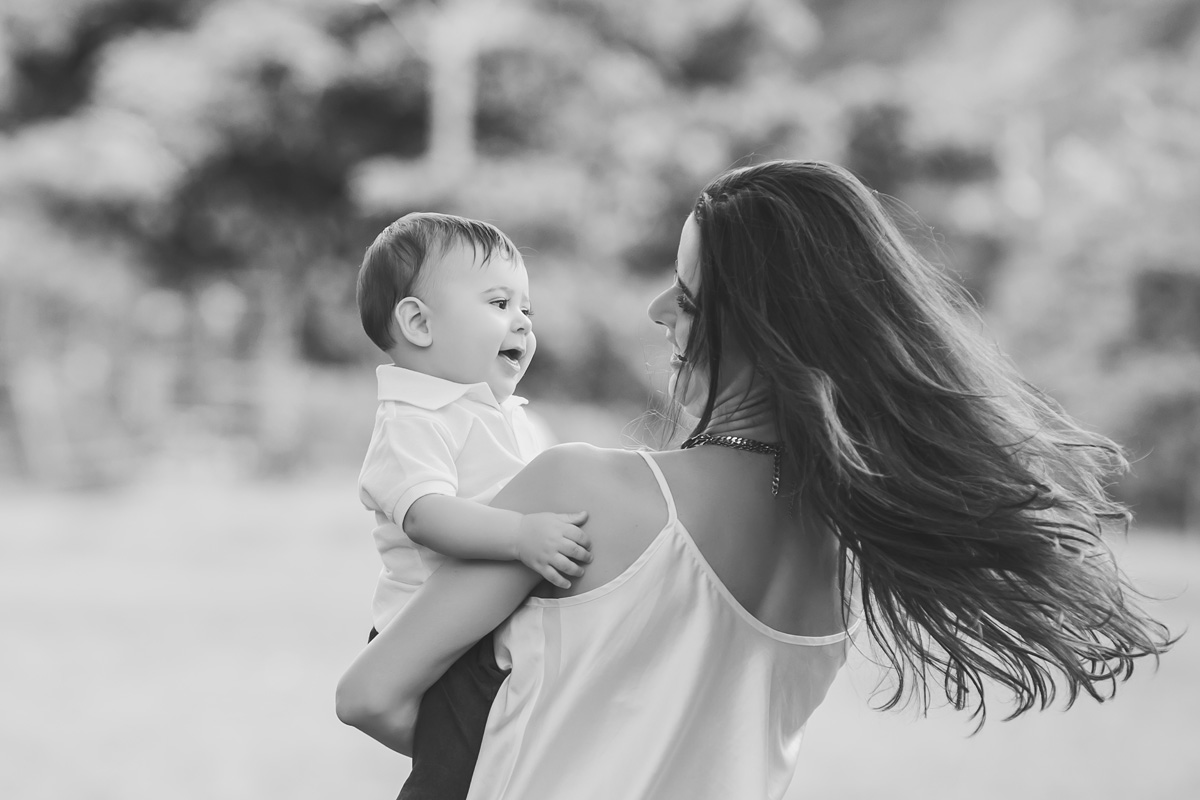 Mãe brincando com o filho