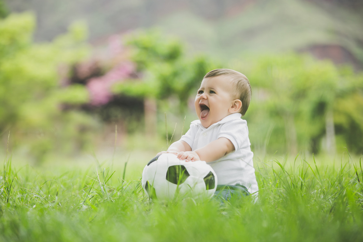 Bebê brincando com a bola