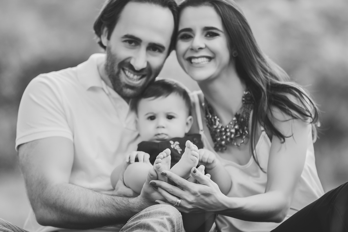 pais segurando o bebê no colo