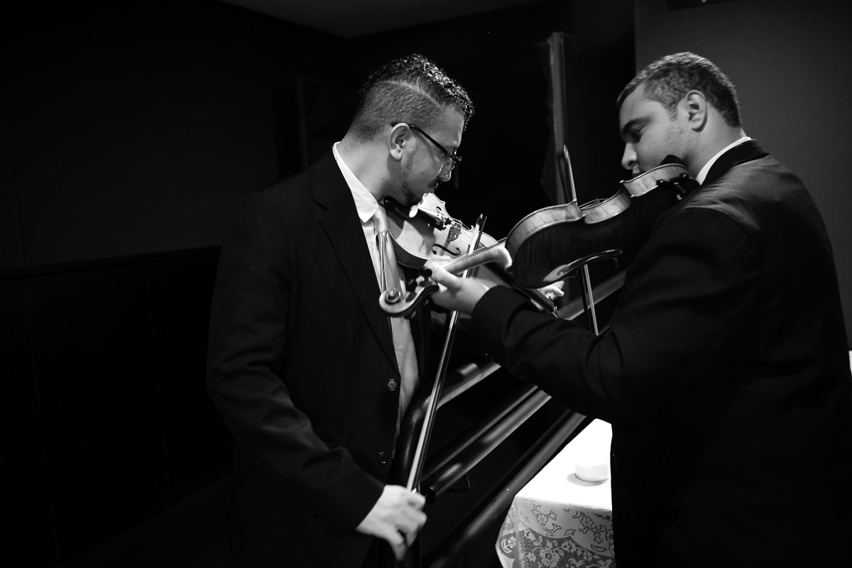 músicos afinando instrumento