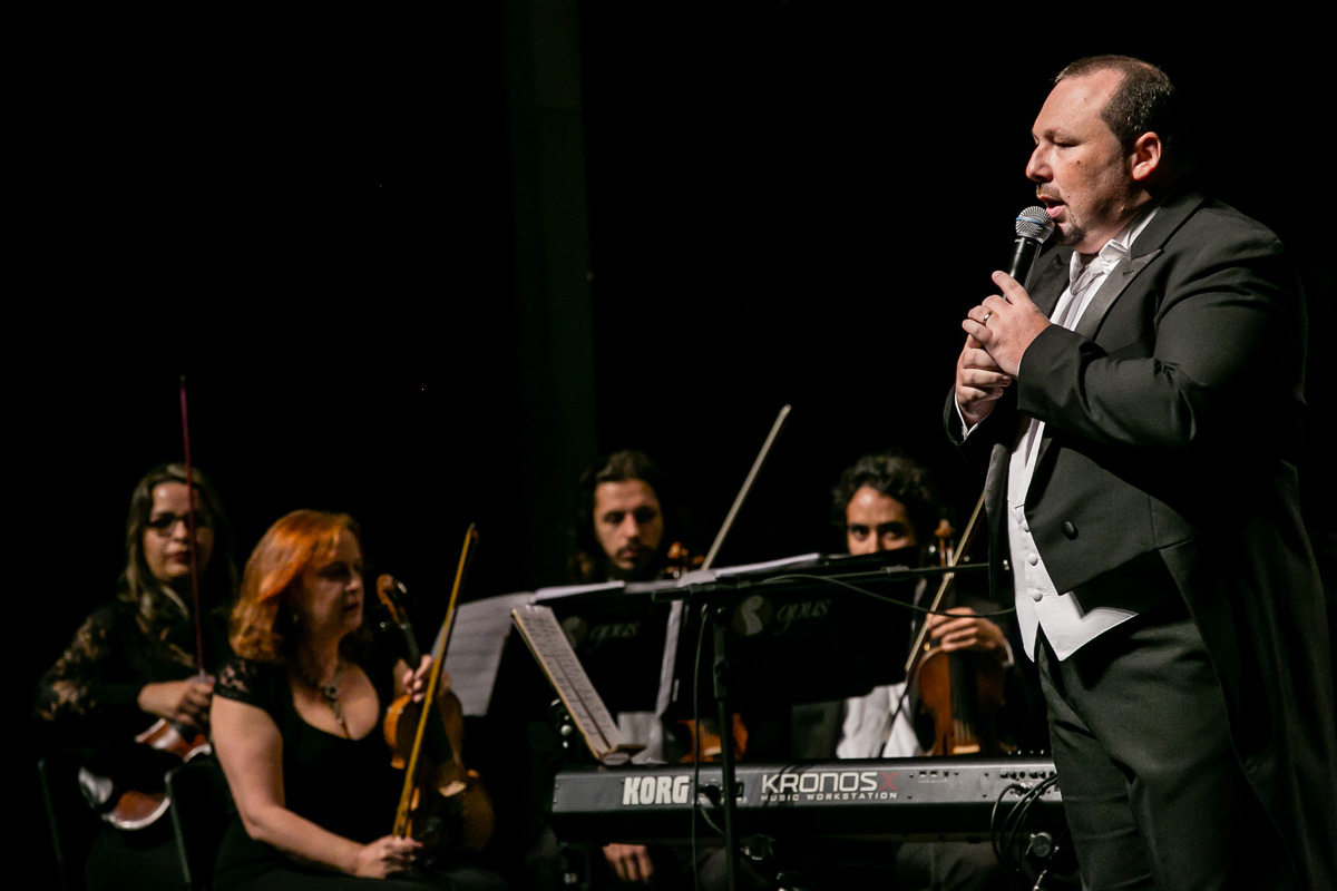 homem segurando o microfone