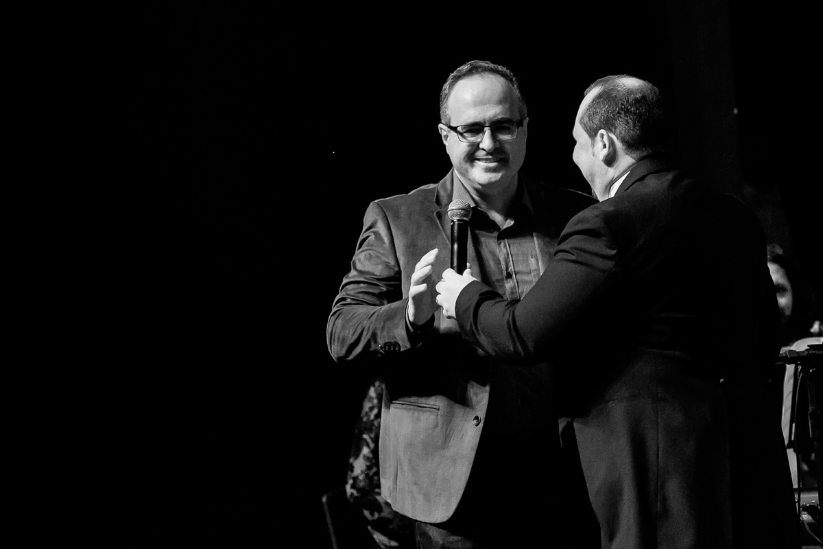 homem passando o microfone