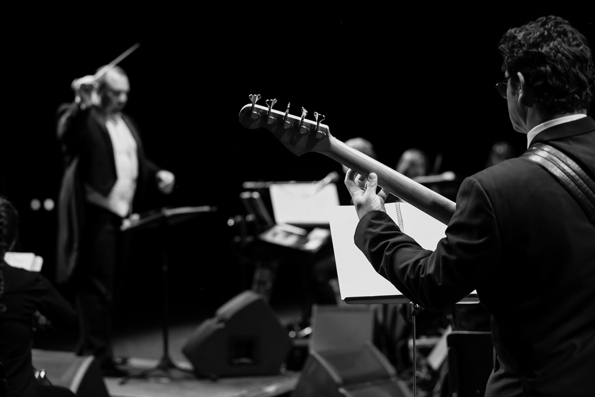 homem tocando violão