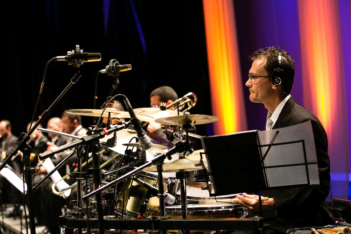 homem tocando percursão