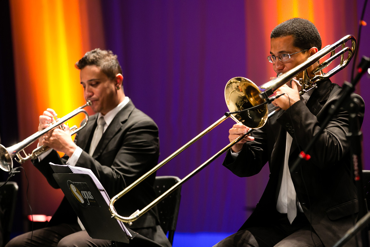 homem tocando trombone